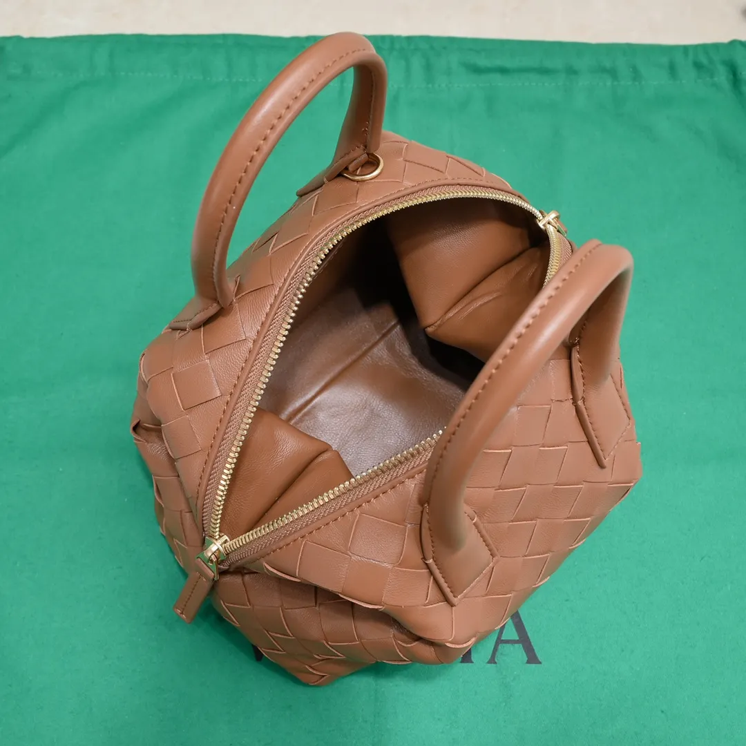 Batch 1560 #Bv Small Intrecciato woven leather bowling bag with detachable crossbody strap, single interior flat pocket, zipper closure "Classic weaving craftsmanship" is an indispensable symbol of the brand🔥. The meticulous weaving craftsmanship not only makes the bucket bag show a sense of high-end, but also adds a sense of agility to it, exuding a simple and elegant beauty. It is made of soft and delicate sheepskin texture. It is light and comfortable, and reveals a sense of high-end everywhere. The color matching is refreshing and clean, and the upper body is aged~concave shape! A bowling bag that can be used for both work and leisure. Size: 20.5*15.5*10cm, model: 7460#